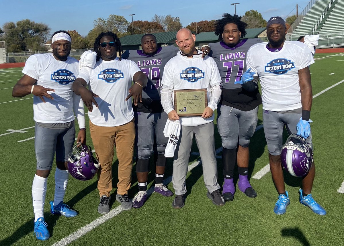 coachrsmith12's tweet photo. @R_Williams64 Happy Birthday my man!! Love you big dude!
#StraightOutTheSip https://t.co/pkz2omJUZx
