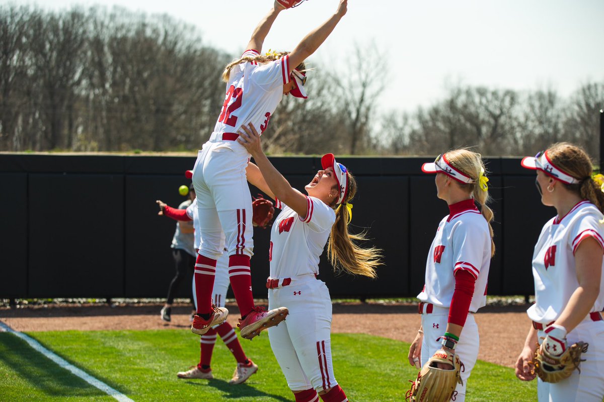 BadgerSoftball's tweet photo. 🎶𝐼 𝒷𝑒𝓁𝒾𝑒𝓋𝑒 𝐼 𝒸𝒶𝓃 𝒻𝓁𝓎…

But seriously, that lift tho 😮‍💨 https://t.co/V2RLoW684y