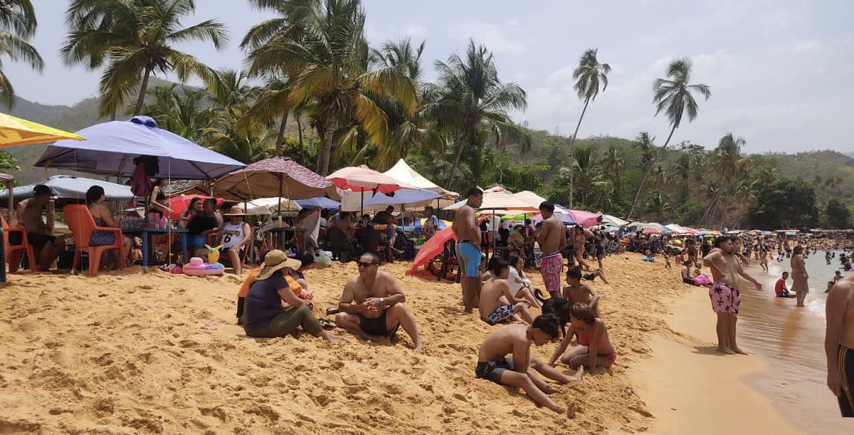 Inatursucre's tweet photo. Temporadista disfrutando de las bondades del edo. Sucre en #PlayaColorada ☀️

Atractivo turístico caracterizado por el color de su arena, poseedora de tonalidades que van del rojizo al dorado y sus aguas cristalinas.

#VenASucre
#SemanaSanta2023 https://t.co/Rfz2Q90bav