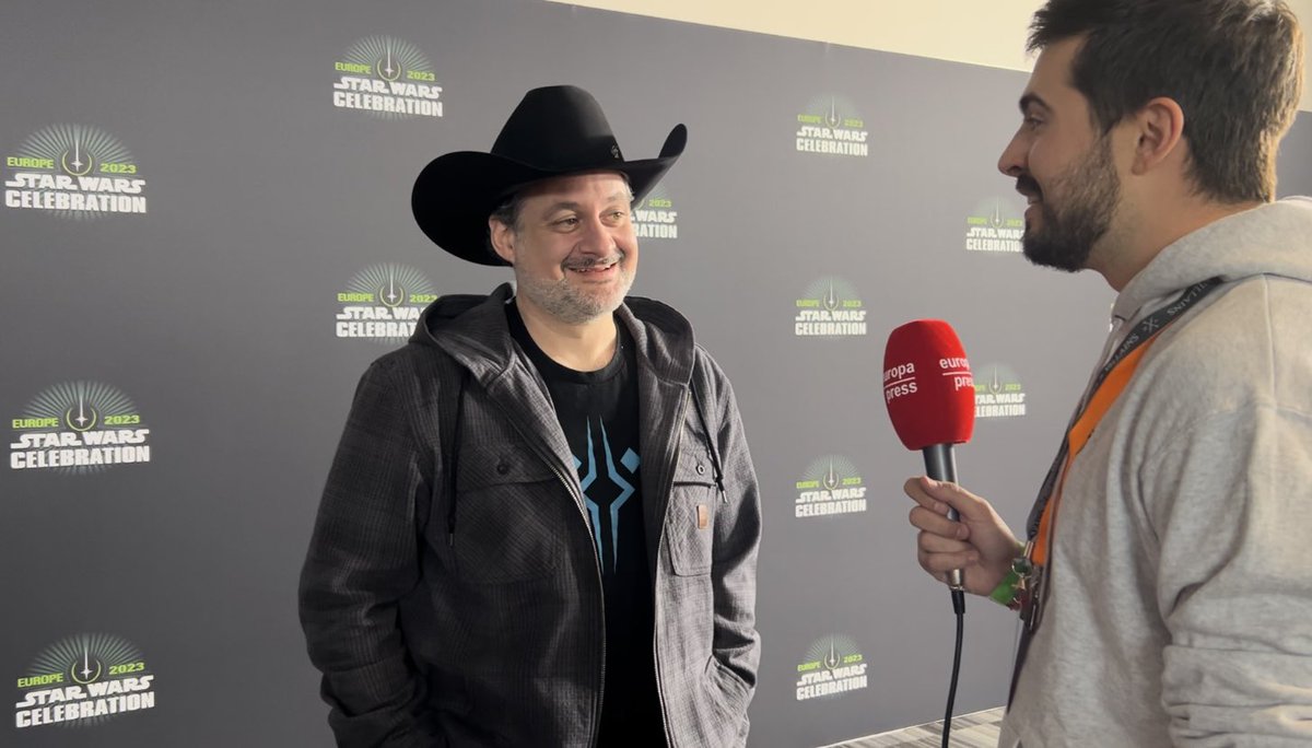 Goncha10's tweet photo. Hoy he cubierto mi primera alfombra como periodista. Y ha sido la de #Ahsoka en la #StarWarsCelebration2023 porque uno si debuta lo hace a lo grande 👉🏻👈🏻

Y sí, en estos dos momentos con Dave Filoni y Rosario Dawson casi me muero. https://t.co/UTz4s4zvCO