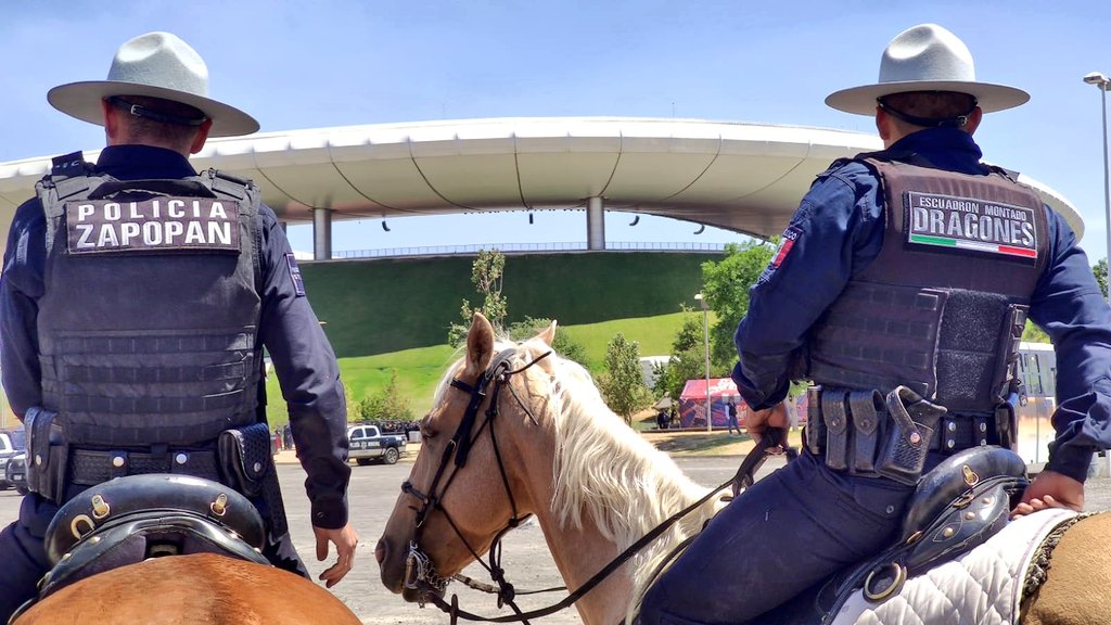 PoliciaZapopan's tweet photo. Implementamos operativo para garantizar la seguridad de los asistentes al partido @Chivas vs @ClubNecaxa en las inmediaciones del @EstadioAKRON 🥅.

Atiende las recomendaciones de nuestros oficiales 👮🏻👮🏻‍♀️y de nuestros compañeros de @UMPCyBZ 👨‍🚒.

Reporta cualquier incidente al 911. https://t.co/qiePD4OLQ2