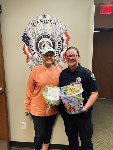 LakeStLouisPD's tweet photo. Carol from Cross Creek Subdivision dropped by with an Easter Basket for our officers. It was so sweet & thoughtful. Once a month, Carol drops donuts off for the day shift workers & has pizza delivered for the night shift workers.
#WeNeedYou
#LSLCommunity https://t.co/pkSey8hSMc