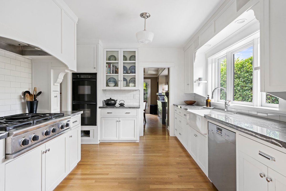Visit our enchanting Eagle Rock Craftsman open house today from 2-5 PM. Discover this urban oasis, blending heritage charm with modern updates. #OpenHouse #EagleRock #CraftsmanHome tracydo.com/2362-colorado-…