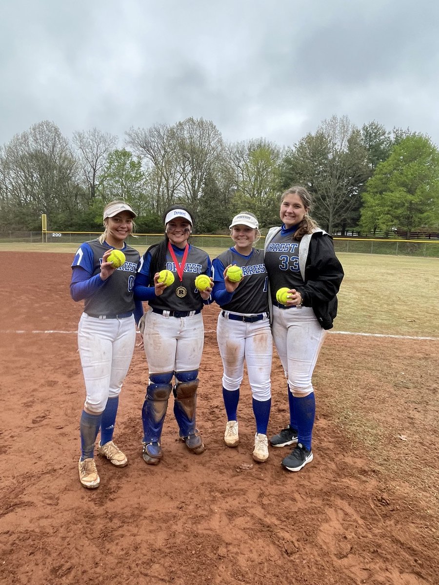 Lady rockets go 4-5 on the day placing second at the Ravenwood Raptor Classic. Great job ladies!  🥎💙🚀🚌