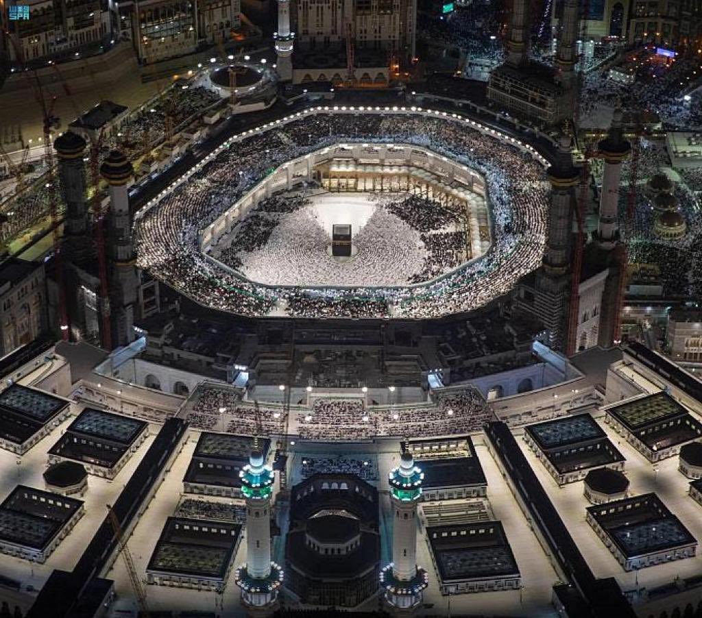 أنتِ المدائنُ كلها بشمسها وظِلها