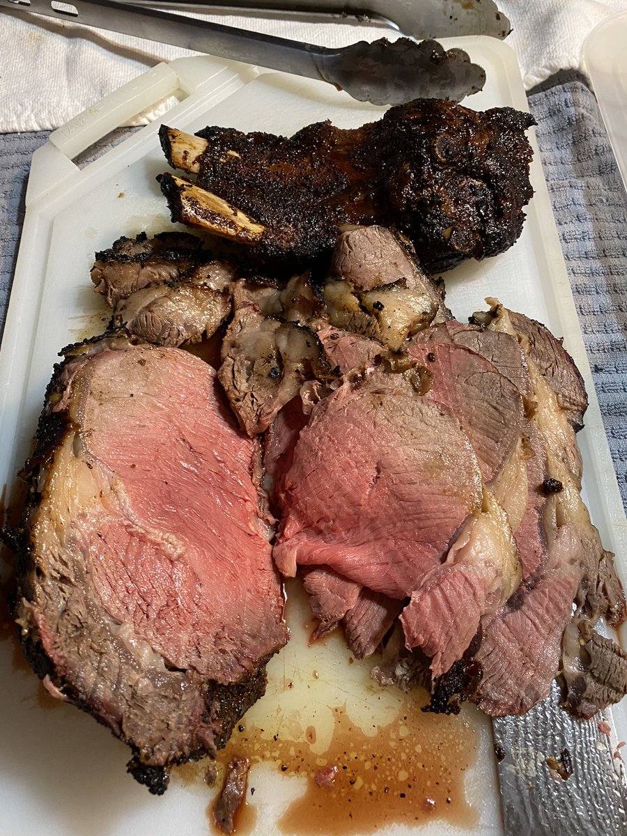 cap_018's tweet photo. Ok done and perfect. Got bones for stock, fat and a pure bred rib roast….. now we eat! Enjoy your evening everyone! #bbq #ribroast #grilled https://t.co/h8D4YM0gUE