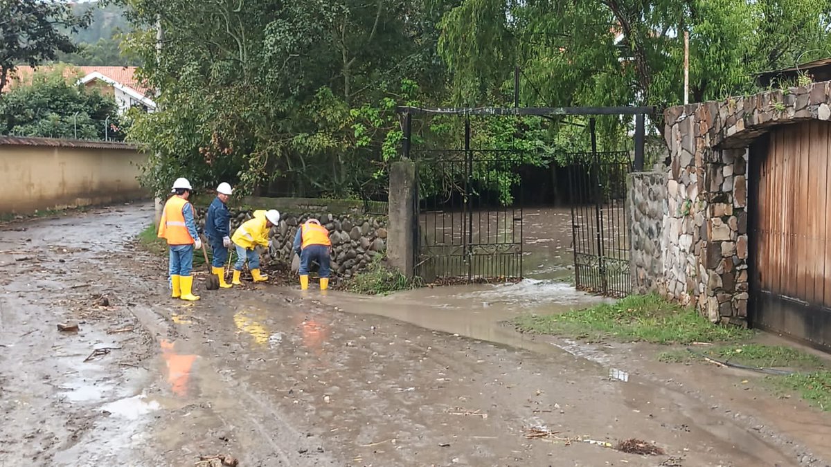 ETAPAOficial's tweet photo. 👷‍♂️ ETAPA EP continúa apoyando a los sectores de la ciudad afectados por las lluvias.
📍Ucubamba - Panamericana Norte, Ingreso a Paccha.
Tome precauciones. ⛈️
@pedropalaciosu @rubenbenitez_21 @MunicipioCuenca https://t.co/hJxtHYrClv