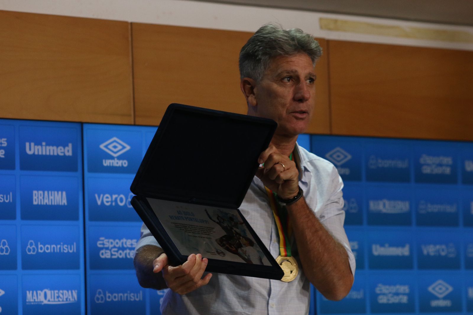 Após título gaúcho, Grêmio entrega placa a Renato pelos 700 jogos pelo clube