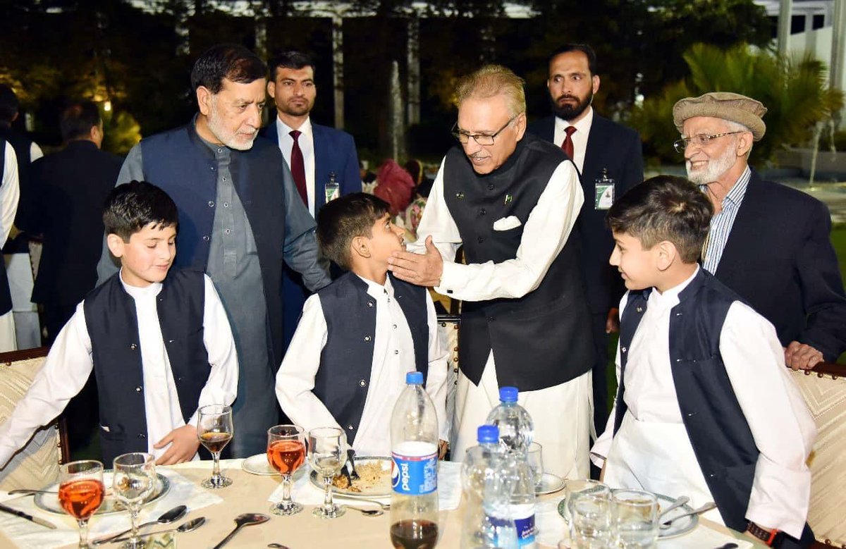 Shahzad70122319's tweet photo. ایوانِ صدر پاکستان: یومِ یتامٰی کے موقع پرآغوش ہوم کے باہمت بچوں کے اعزاز میں منعقدہ تقریب میں صدر پاکستان عارف علوی اور چئیرمین آرفن کئیر فورم عبدالشکور صاحب کا باہمت بچوں کے ساتھ اظہارِ محبت♥️ #orphans #OrphanDay #15Ramadan #Alkhidmat #AGHOSH https://t.co/SGsRGoCtu6
