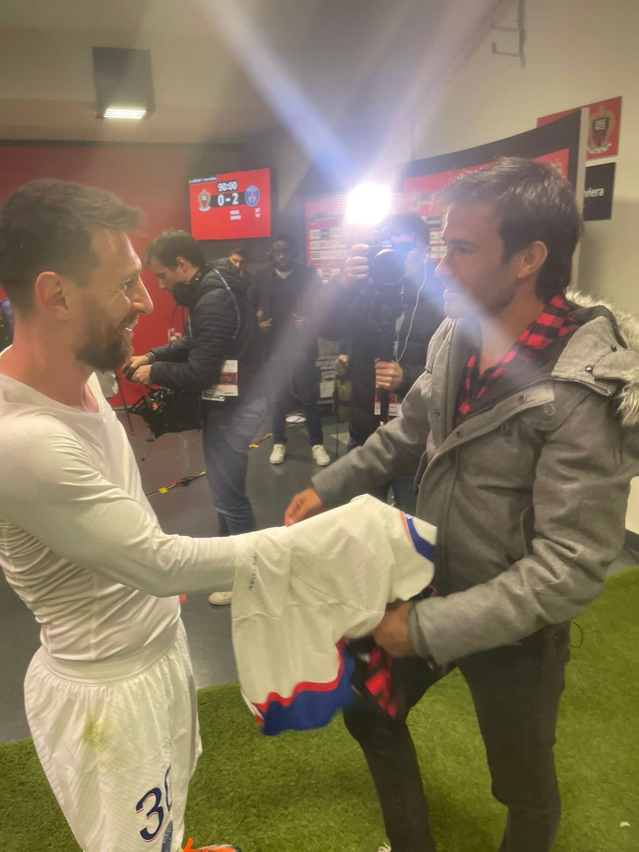 Daricvitaok's tweet photo. Abrazo tu humildad, abrazo tu futbol, abrazo esos momentos malos que tuviste que pasar injustamente, abrazo tus gestos , te abrazo porque me hiciste feliz adentro de una cancha y te abrazo porque le diste un gran regalo a mis hijas, Por todo eso y mucho mas GRACIAS L10NEL…🙌!!! https://t.co/MoHszwjhNW