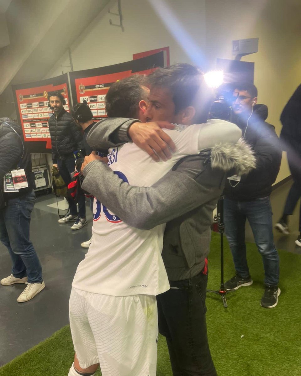 Daricvitaok's tweet photo. Abrazo tu humildad, abrazo tu futbol, abrazo esos momentos malos que tuviste que pasar injustamente, abrazo tus gestos , te abrazo porque me hiciste feliz adentro de una cancha y te abrazo porque le diste un gran regalo a mis hijas, Por todo eso y mucho mas GRACIAS L10NEL…🙌!!! https://t.co/MoHszwjhNW