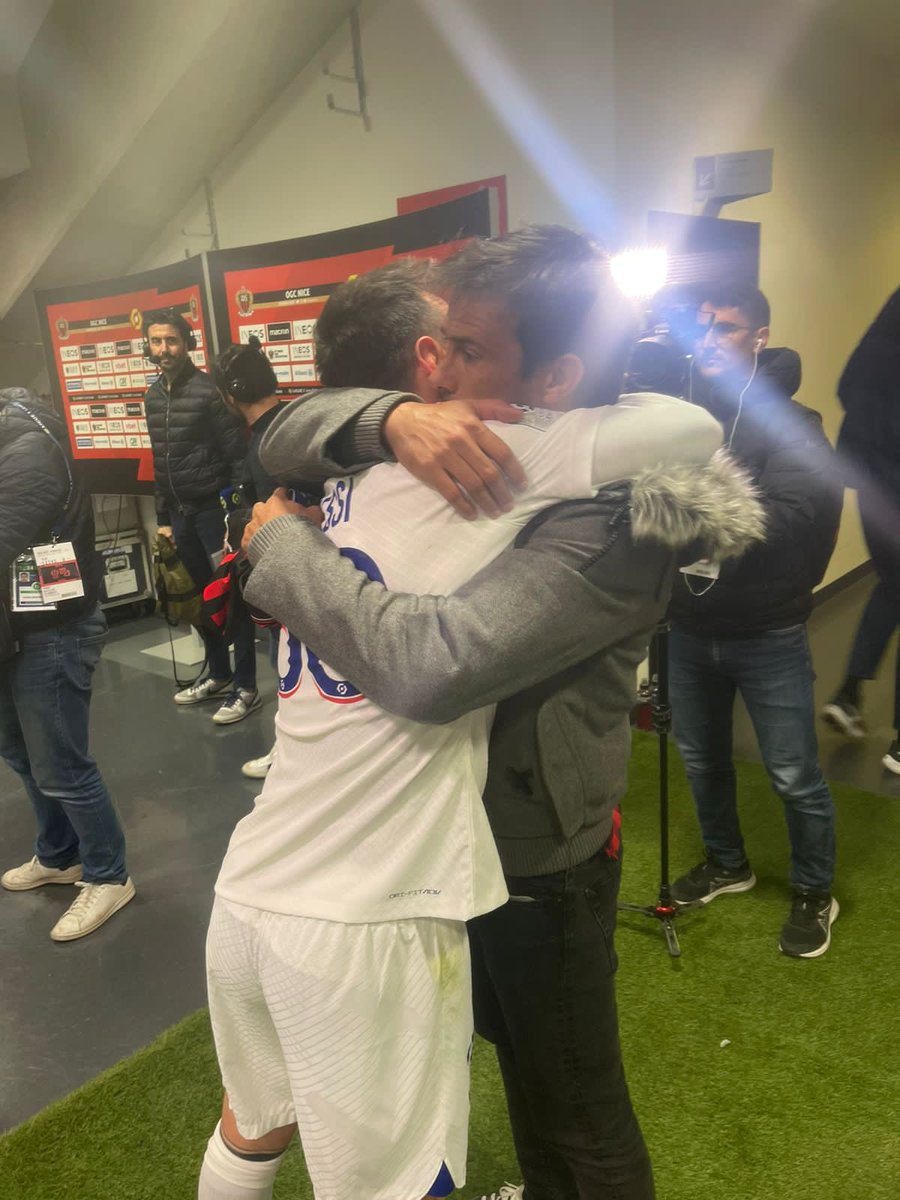 Daricvitaok's tweet photo. Abrazo tu humildad, abrazo tu futbol, abrazo esos momentos malos que tuviste que pasar injustamente, abrazo tus gestos , te abrazo porque me hiciste feliz adentro de una cancha y te abrazo porque le diste un gran regalo a mis hijas, Por todo eso y mucho mas GRACIAS L10NEL…🙌!!! https://t.co/MoHszwjhNW