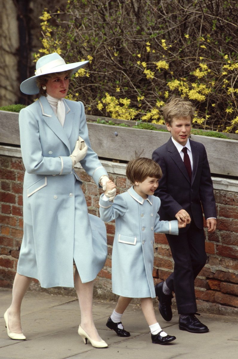 HelloCanada's tweet photo. Easter in Windsor, 1987 + 1989 🐰 https://t.co/3UJK3KWGt7