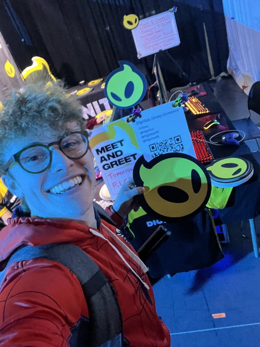 @dignitas has a pretty sweet booth @DreamHack https://t.co/SFq5wCTALz
