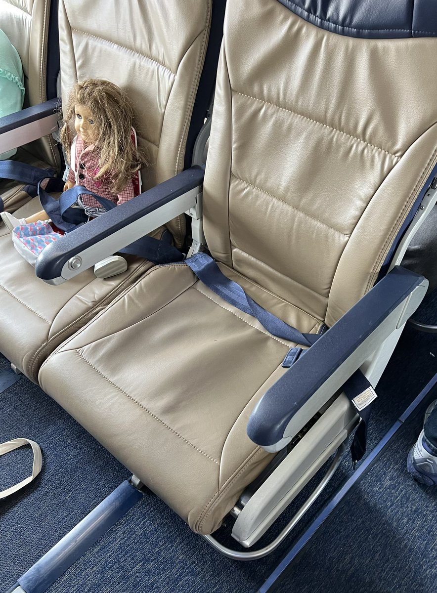 RebeccaFriedman's tweet photo. I learned today how to avoid having someone in the middle seat on an @SouthwestAir flight. https://t.co/hZs38Id7b0