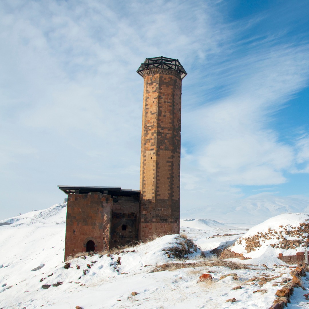 Kars 📍

Anadolu'daki ilk Türk camisi olarak bilinen Ebu'l Menuçehr Camii, Sultan Alparslan'ın 'Ani Beyi' olarak atadığı Menuçehr tarafından 1072'de yaptırıldı.
