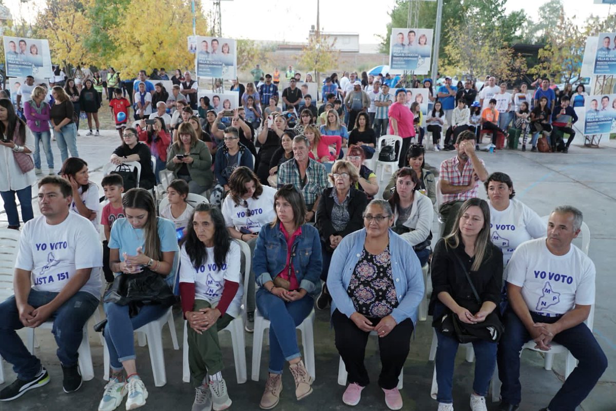 AnaPechenOk's tweet photo. El MPN se destaca por construir sus propuestas junto a la comunidad, y esa forma de trabajo es la que acercamos a toda la provincia. En #VillaElChocón escuchamos a vecinas y vecinos sobre sus prioridades para que la ciudad siga su progreso. #Lista151 https://t.co/VMoiVvbyxL