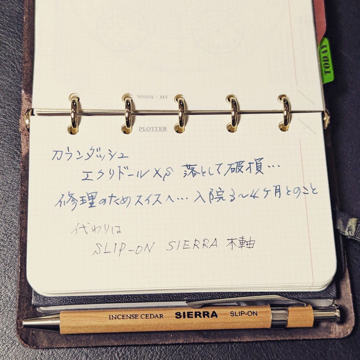 t48selfemployed's tweet photo. @osato_osu はじめまして、こんにちは
詳しいわけではないですが、私は常用がカランダッシュ エクリドールxsでしたが破損入院のため
SLIP-ON SIERRA 木軸
(写真はナチュラル色)
を使用しています。
PLOTTER純正ペンホルダーの収まりは写真の通りです。 https://t.co/Pzv8WV57l9