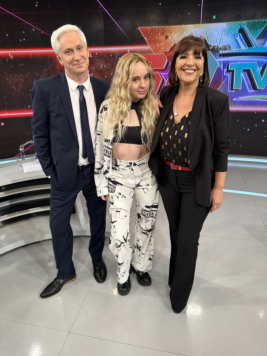 negropolisok's tweet photo. Llena el estudio de luz @MaiteLanataMai de visita en #sdtv .Felices con @soyjuandinatale y el gran equipo de los sábados de recibirla en @C5N . 21hs 🚀 https://t.co/VgaoKA79v7