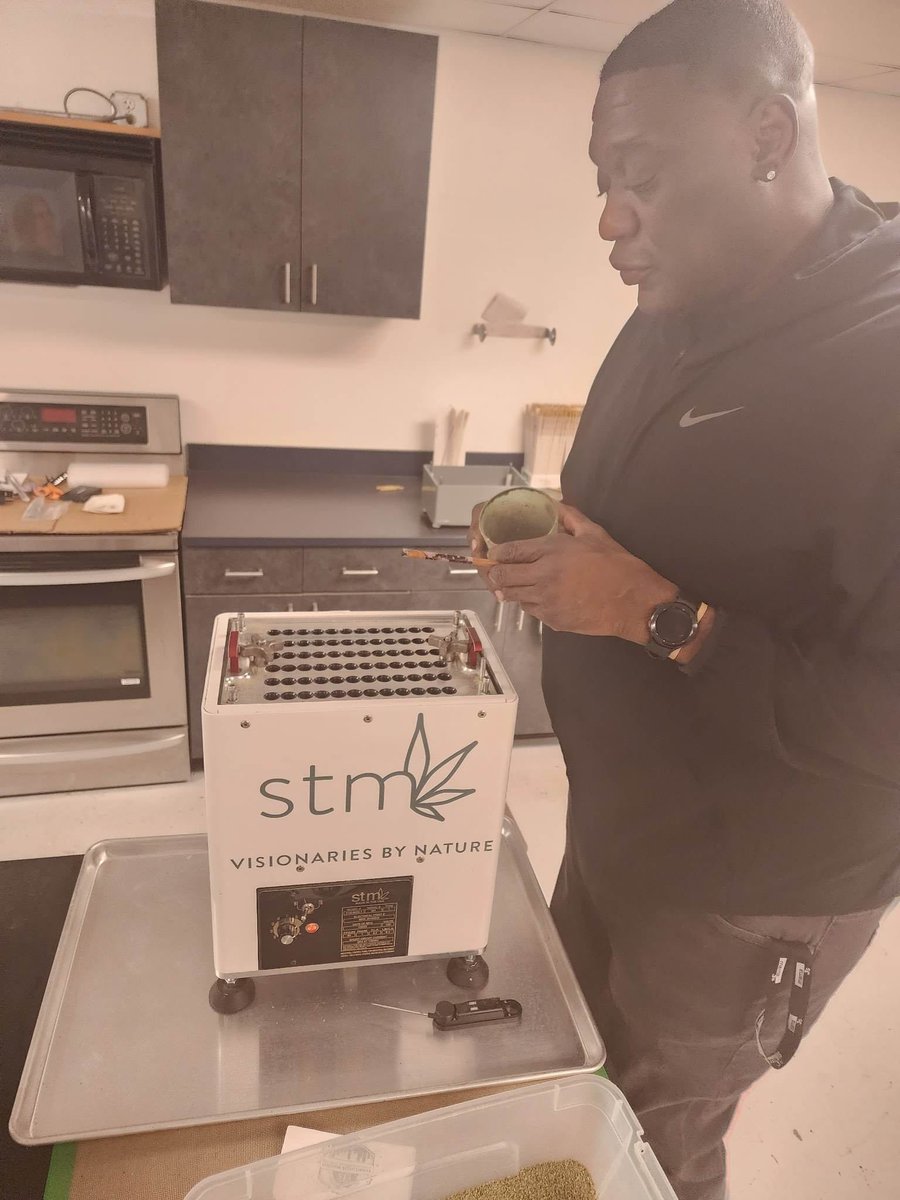 chucko24's tweet photo. Two Pacific Northwest Legends 🙌🏼 in one pic. 

@sk40_reignman and the Mini-RocketBox Plus from @StmCanna 

@TheDabRoast @cannatechtoday #shawnkemp #rocketbox #prerolls https://t.co/Vc2mBGELCc