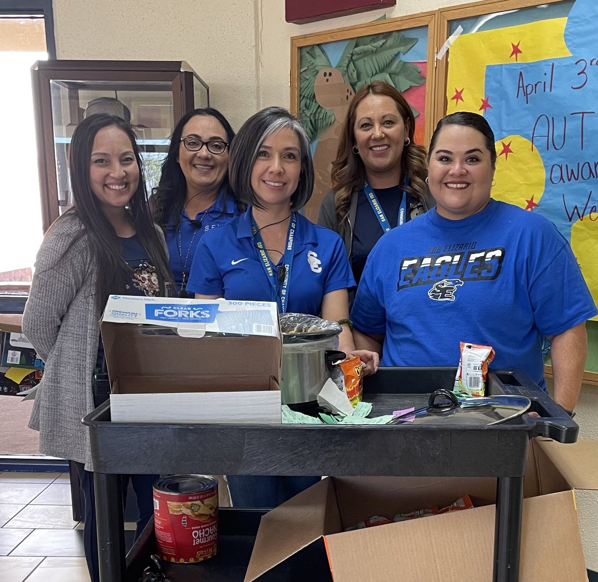 Shout-out to these amazing educators that served goodies for our @SEHS2023 after the egg hunt 😊@parentcenterSE @mesparza_SEHS @TeresitaParra3 @pvillarreal73 @bpallare #Grateful4U