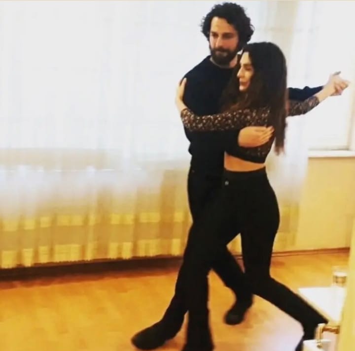 Yaneth202122's tweet image. Queeeeeee! #HarKem nos tiene preparado un baile #EbruŞahin #BirkanSokullu 😭😍🫠
