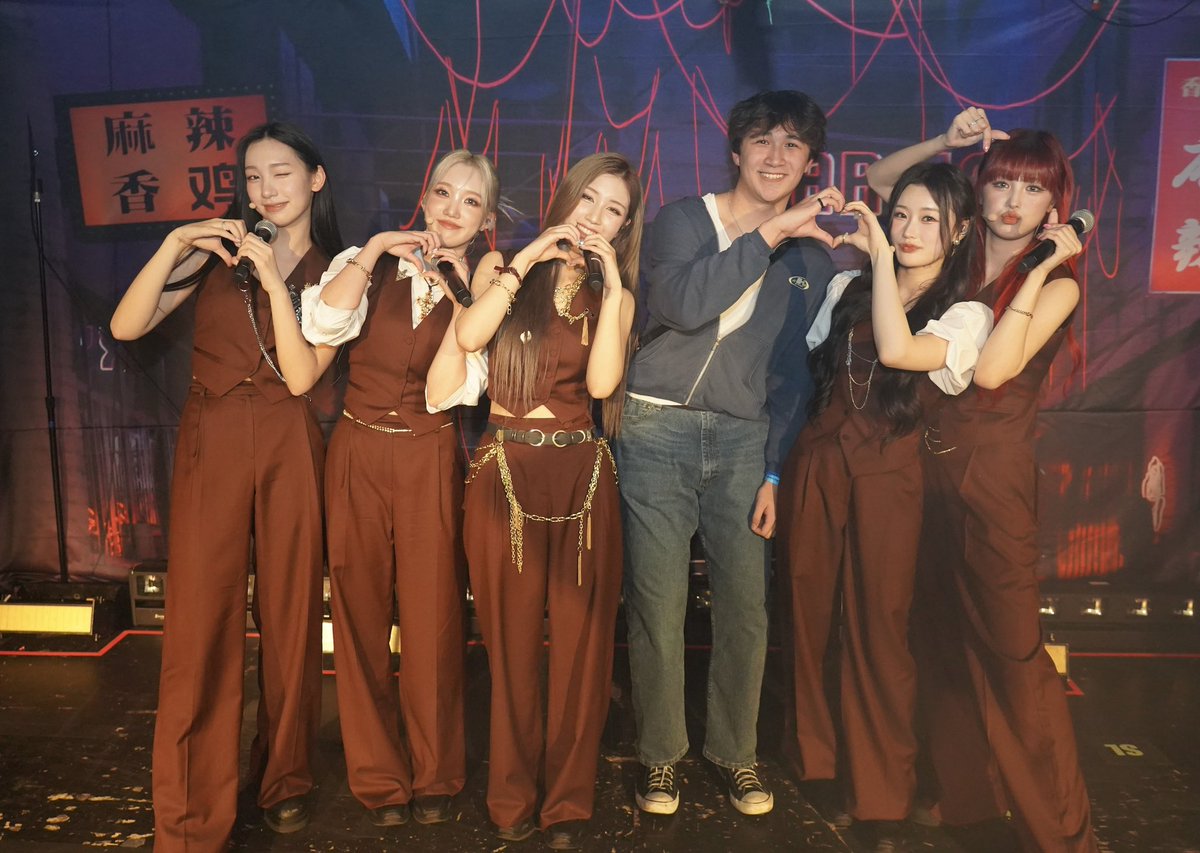 kkaiiito's tweet photo. AHHH MY PHOTOS WITH PIXY SO GLAD I GOT THIS CHANCE ESPECIALLY WITH THE EXCLUSIVE PHOTO AND DIA CALLED ME BEST DANCER I ALMOST DIED #PIXYinSeattle #pixy #kpop https://t.co/gAK5ZNsUCn