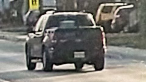 klpsmedia's tweet photo. KLPS are actively investigating a robbery that occurred in the area of Queen Street and St Peter Street at 6:50pm. Suspect described as white male, jeans, ball cap, white running shoes, plaid coat, driving the attached pick up truck. Anyone with info call police at 705-324-5252. https://t.co/Bzudk5UC7i
