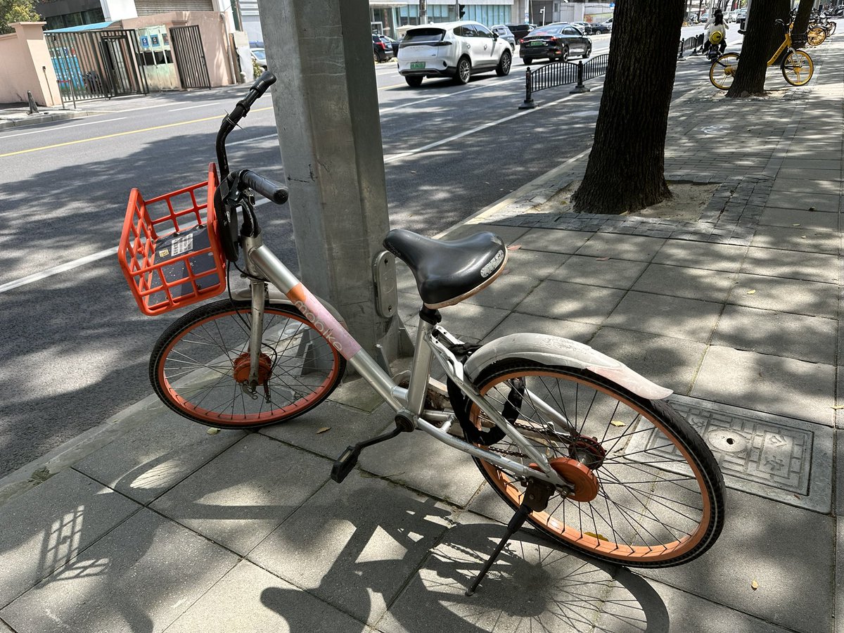 mojoinsh's tweet image. 久しぶりにこのオレンジ色見たと思ったら元の鍵外されて誰かの自家用になってた🙄🙄