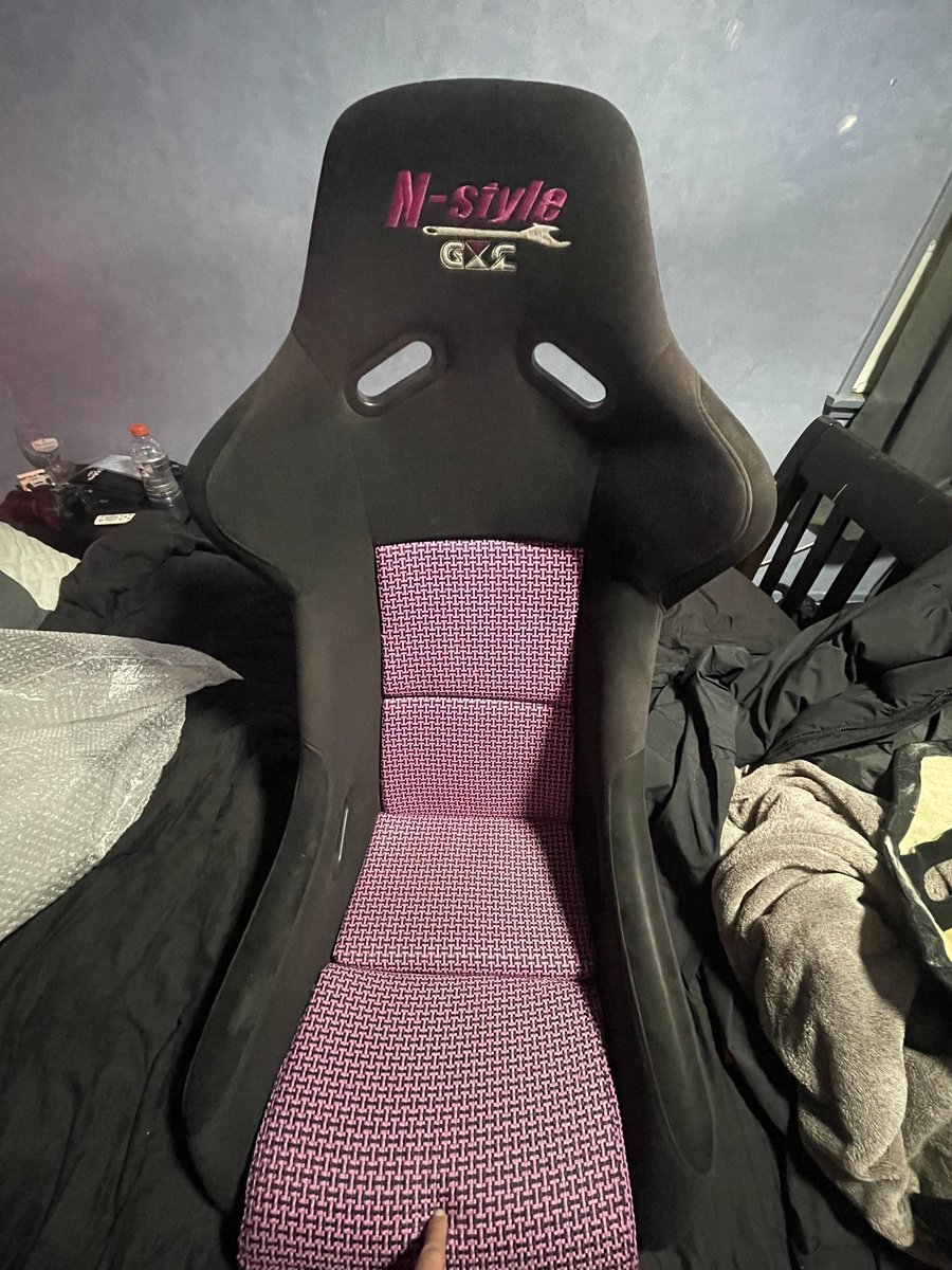 ptolmasoff_'s tweet image. Ignore my messy bed