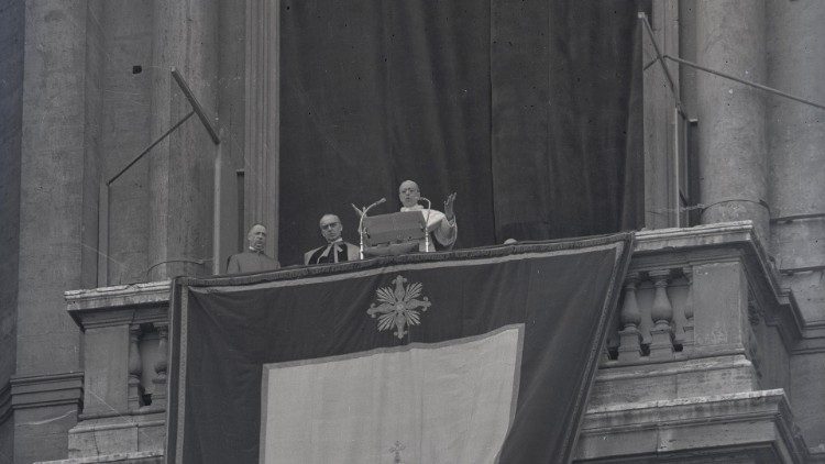 “Surrexit, è risorto. Questa Chiesa resiste perché vi è in lei chi le rinnova la freschezza della vita e della gioventù”.

A #Pasqua ascolta Pio XII nel 4° episodio del #podcast🎙️La pietra ribaltata: in cammino con i Papi verso la Resurrezione.

👉bit.ly/3MulGDl
