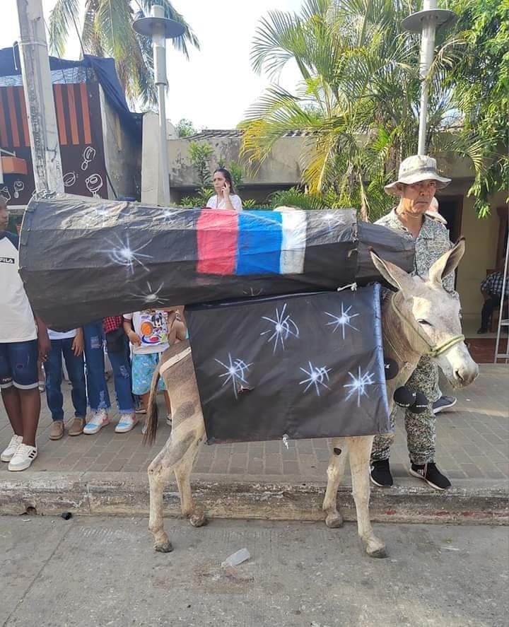 DPalomino10's tweet photo. #Pintoresco #Festiburro en San Antero con "Coronaburro" huyéndole a la Pfizer, "Burro Bombero", el "Burro Intelectual" y el "Putinburro" con sus misiles al lomo: el más burro de todos. @mabelgasca @SalcedoRamos https://t.co/LLWEstHODw