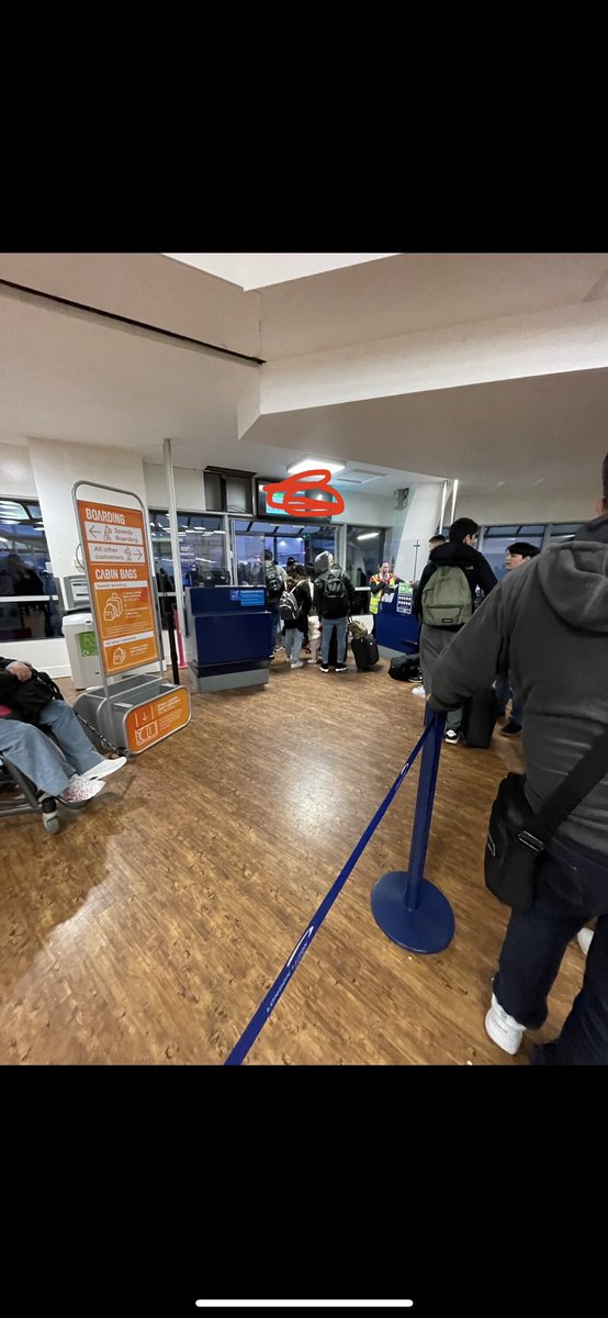 tjcollado's tweet photo. Hey @Ryanair what’s the point of paying for priority ticket when you have just one queue for everyone at @LDNLutonAirport ? No signs for priority/all passengers queue. https://t.co/sspArBxrC5