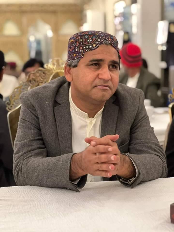 lalramay1's tweet photo. ڊاڪٽر قتل,استاد قتل, پروفيسر قتل,شاگرد قتل,وڪيل قتل ۽ عالم قتل.
ڌاڙيل آزاد,ڏوھاري آزاد بدمعاش آزاد ۽ بليڪميلر آزاد سنڌ تنهنجا نصيب😢
#JusticeForAjmalSawand https://t.co/yFePMOWkxl