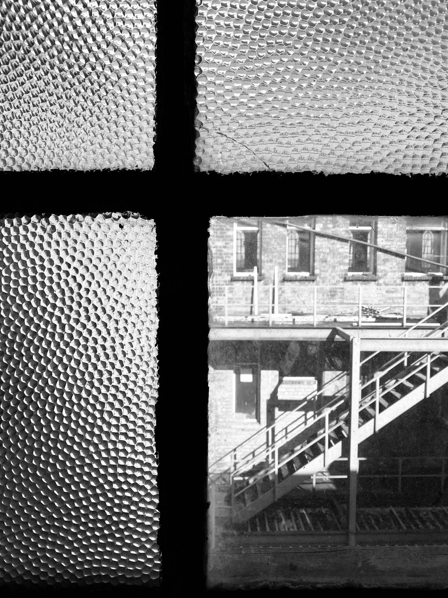 F_UrbanPhoto's tweet photo. There is #geometry & #layering everywhere ~ another from #thepauseproject
The Jewellery Quarter #brum https://t.co/C0NvNqd9Sl