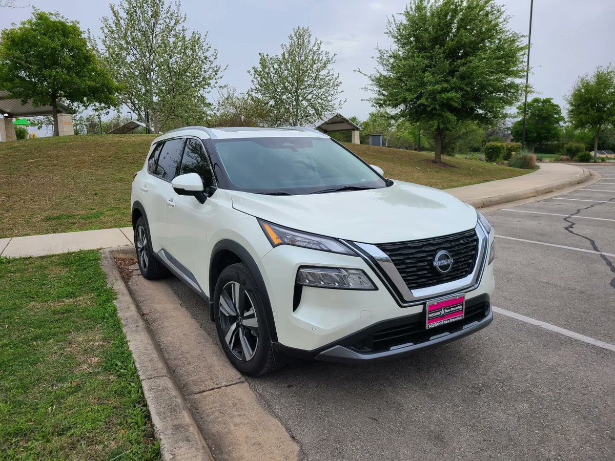 JennLL19's tweet photo. Well, we finally traded up and got a new Rogue a few weeks ago. It's got all the bells and whistles &amp; Bella approves! 😁❤️🐶 https://t.co/dFhmFfUkAI
