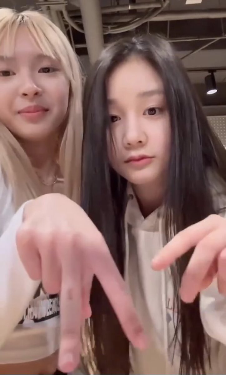 ิอิอ ᵇ๓ on Twitter "Y2K thai trend pose with Thai line🫶🏻 BABYMONSTER"