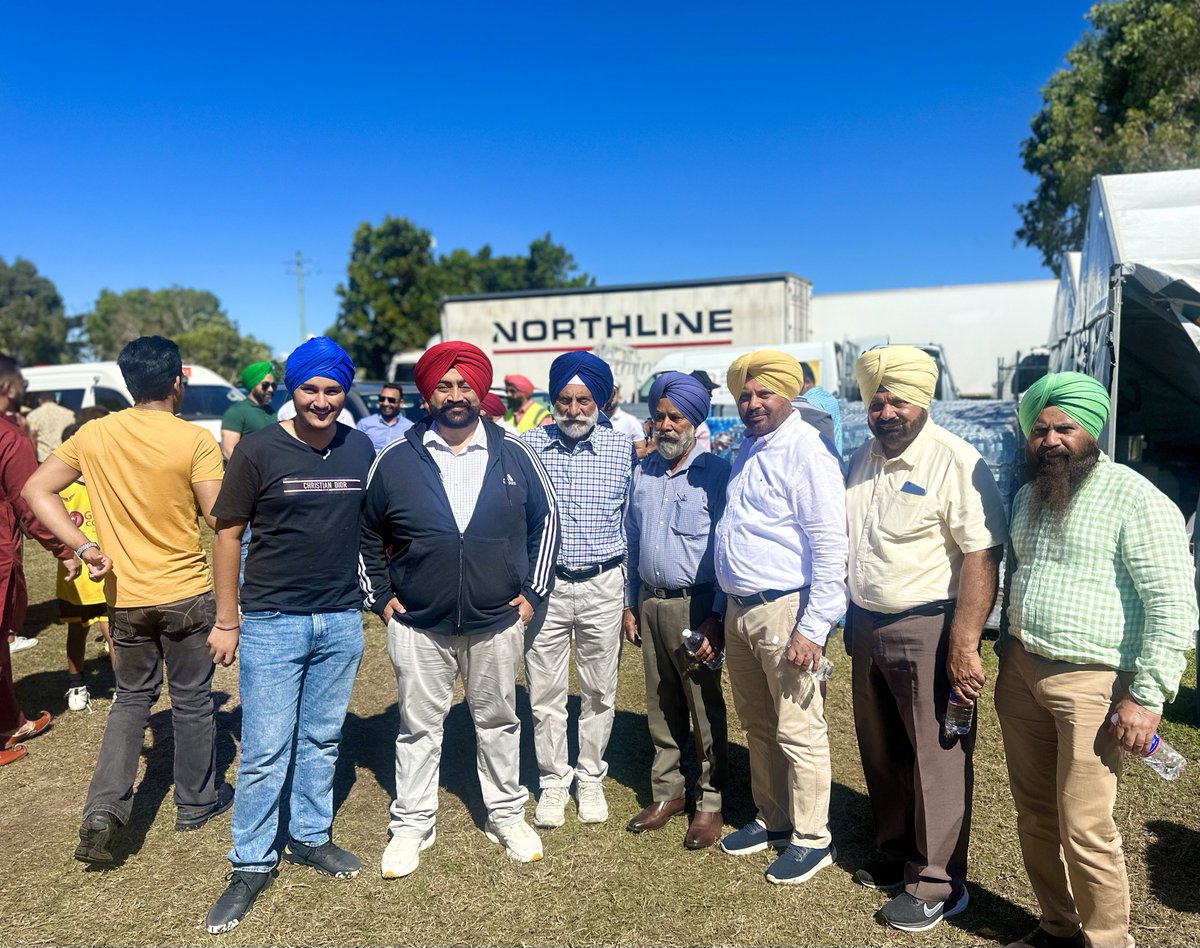 jugnu30's tweet photo. 35 ਸਾਲ ਹੋਏ ਖੇਡਾਂ ਤੁਰੀਆਂ,
ਸਿੰਘਾਂ ਦੇ ਨਾਉਂ,
Gold Coast ਦੇ ਪਿੜ ਵਿੱਚ ਪੈਂਦੇ,
ਜਾਫੀਆਂ ਦੇ ਦਾਉ, 
ਧੱਕ ਪੈਂਦੀ ਐਸ ਵ��ਰ ਫੇਰ,
ਗੁਰੂ ਰੱਖੇ..ਦੱਬਦੇ ਨੀ ਦੱਬਿਆਂ,
ਦਿਲ ਭਰ ਆਇਆ ਦੇਖ ਕੇ,
“ਮਾਹੂਆਣੇ” ਸੱਜਣਾਂ ਦੇ ਚਾਉ॥
#mahuana 

Attending 35th Australian Sikh Games Brisbane 2023..A one of a kind event,which I hope I never have to miss in my lifetime. Heartfelt Thank you to the organisers & volunteers for this monumental effort ❤️