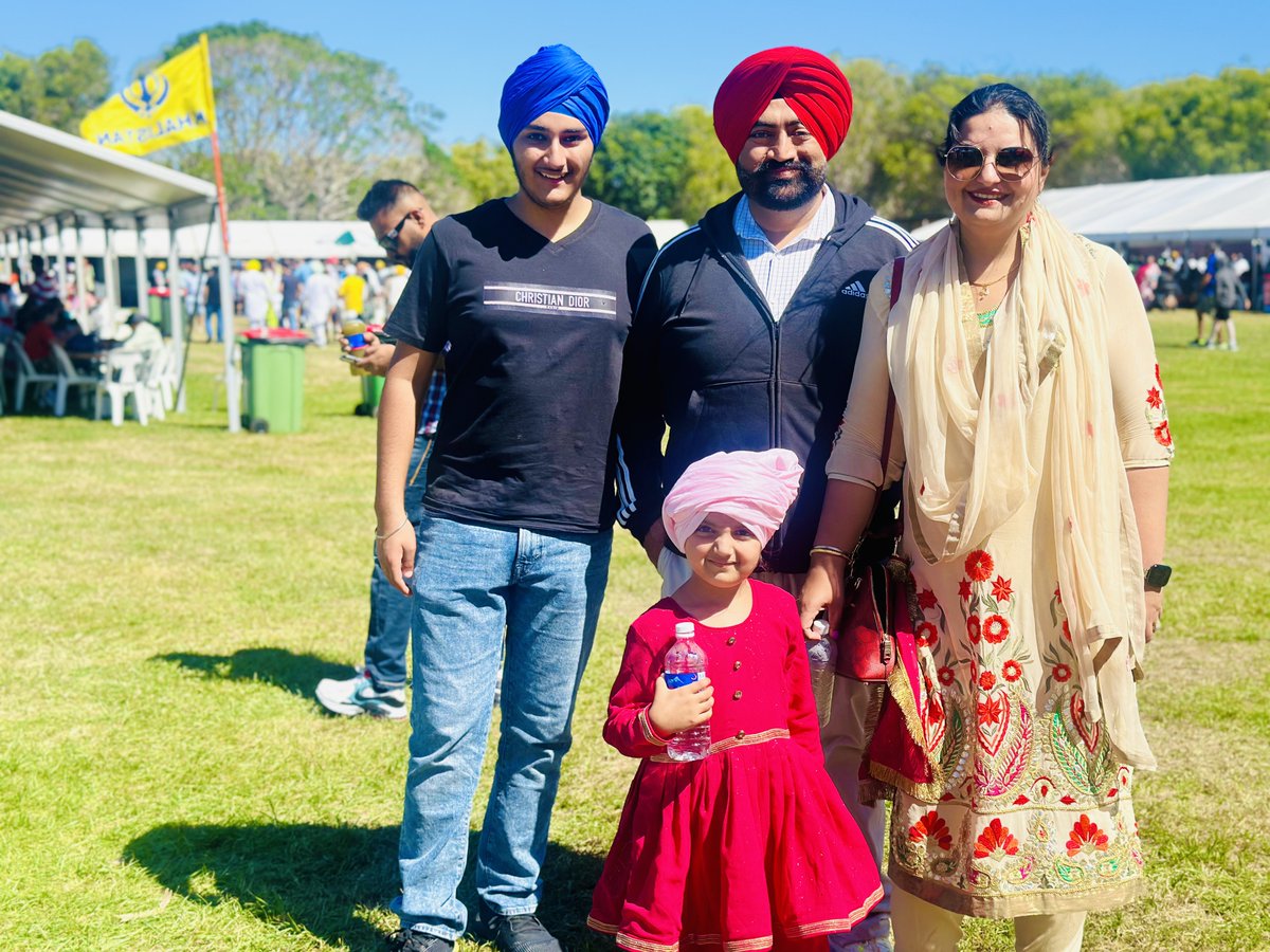 jugnu30's tweet photo. 35 ਸਾਲ ਹੋਏ ਖੇਡਾਂ ਤੁਰੀਆਂ,
ਸਿੰਘਾਂ ਦੇ ਨਾਉਂ,
Gold Coast ਦੇ ਪਿੜ ਵਿੱਚ ਪੈਂਦੇ,
ਜਾਫੀਆਂ ਦੇ ਦਾਉ, 
ਧੱਕ ਪੈਂਦੀ ਐਸ ਵ��ਰ ਫੇਰ,
ਗੁਰੂ ਰੱਖੇ..ਦੱਬਦੇ ਨੀ ਦੱਬਿਆਂ,
ਦਿਲ ਭਰ ਆਇਆ ਦੇਖ ਕੇ,
“ਮਾਹੂਆਣੇ” ਸੱਜਣਾਂ ਦੇ ਚਾਉ॥
#mahuana 

Attending 35th Australian Sikh Games Brisbane 2023..A one of a kind event,which I hope I never have to miss in my lifetime. Heartfelt Thank you to the organisers & volunteers for this monumental effort ❤️