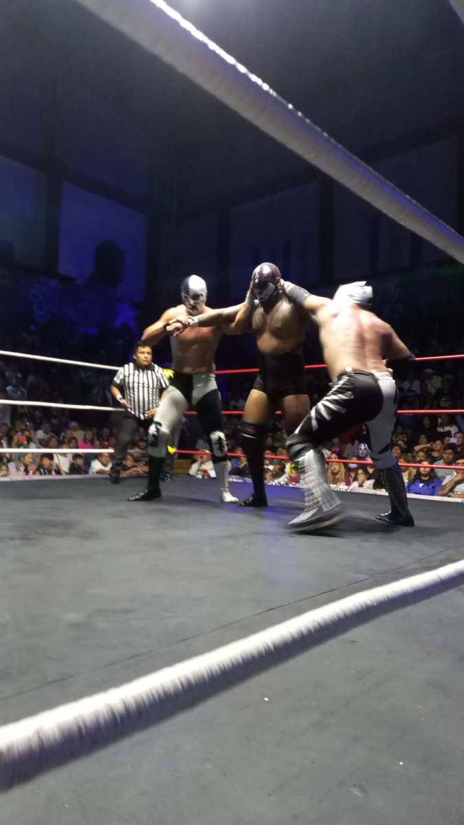LaTijeraLucha's tweet photo. Trepidante y vibrante lucha en relevos sencillos donde #LosGolpeadores se logran imponer a #CobardeJr y #Aeroboy una lucha dinámica de grandes castigos y espectaculares vuelos,donde la afición grita esto es lucha🎼 y premia la contienda,donse los hermanos #AlphaWolf y #DragonBane https://t.co/RpEdTiTcJG