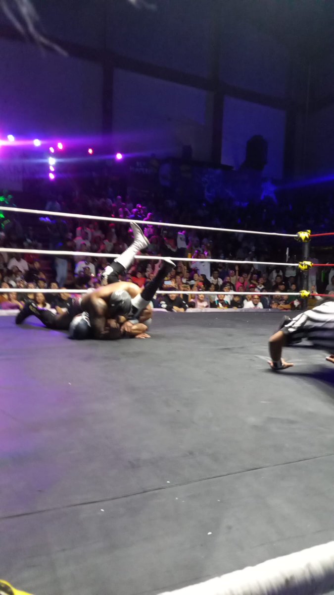 LaTijeraLucha's tweet photo. Trepidante y vibrante lucha en relevos sencillos donde #LosGolpeadores se logran imponer a #CobardeJr y #Aeroboy una lucha dinámica de grandes castigos y espectaculares vuelos,donde la afición grita esto es lucha🎼 y premia la contienda,donse los hermanos #AlphaWolf y #DragonBane https://t.co/RpEdTiTcJG