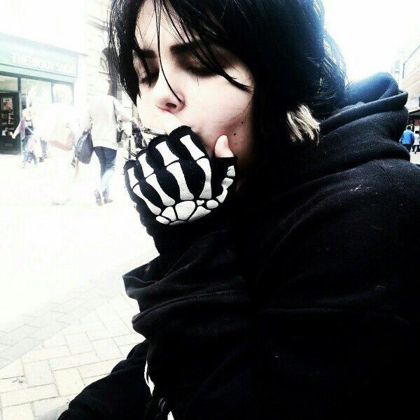 Happy birthday to gerard way who has owned my heart since i was a young emo 