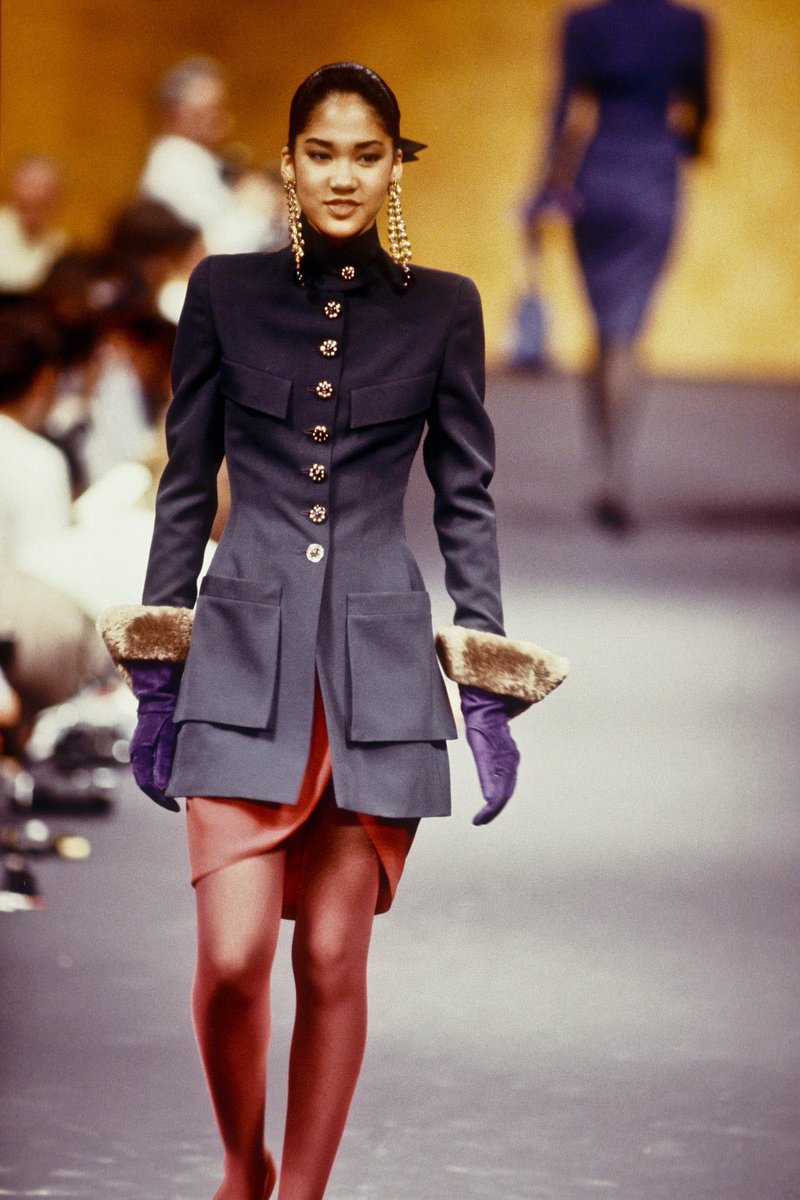 dolls4prada's tweet photo. In the Chanel Haute Couture 1989 show, Kimora Lee was given the privilege to close the show as “The Bride”. Which is a huge deal for models then and now. She continued on walking for shows like Emmanuel Ungaro, YSL, Anna Sui, Fendi, and Karl’s namesake brand. https://t.co/ukwKYjCcxk