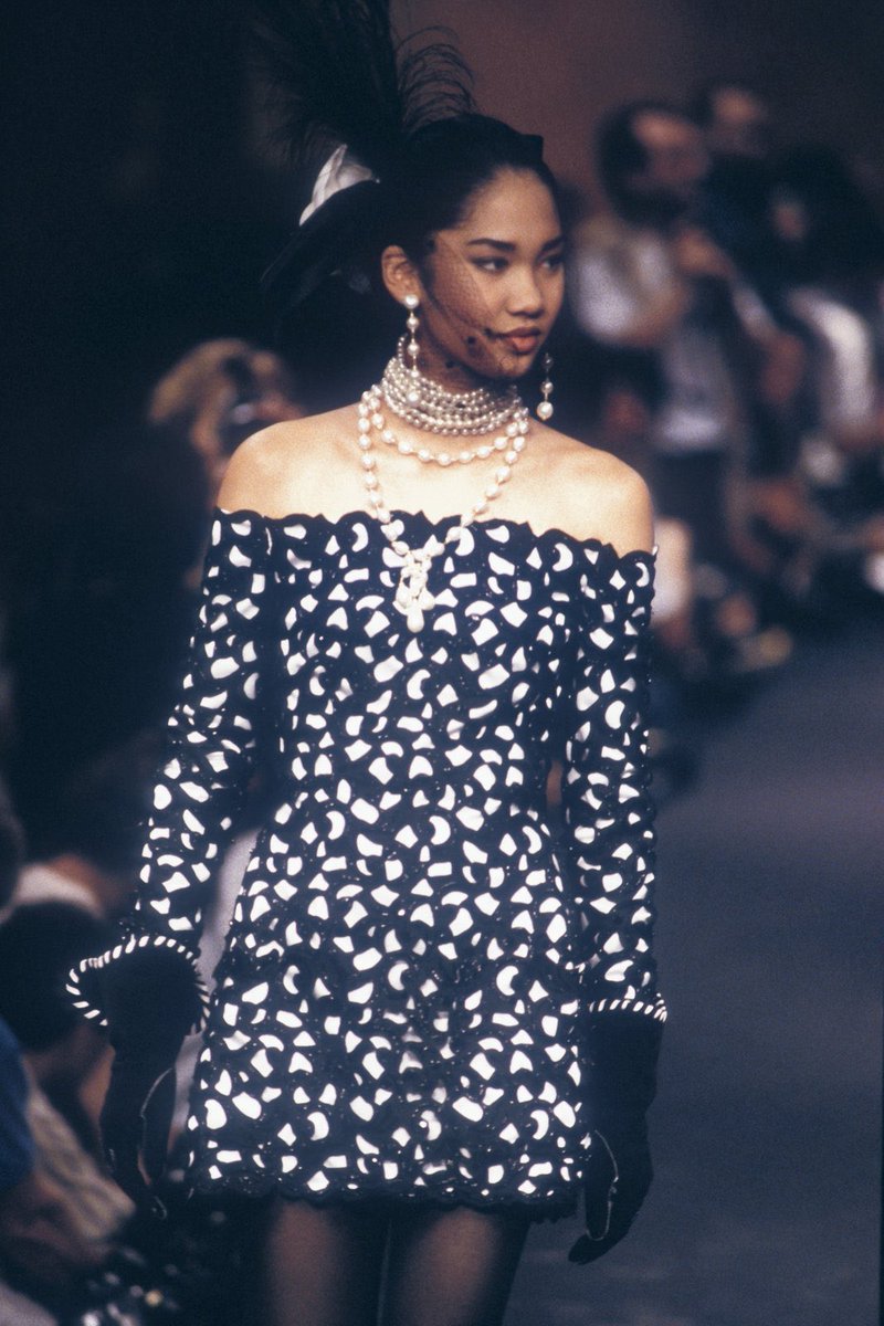 dolls4prada's tweet photo. In the Chanel Haute Couture 1989 show, Kimora Lee was given the privilege to close the show as “The Bride”. Which is a huge deal for models then and now. She continued on walking for shows like Emmanuel Ungaro, YSL, Anna Sui, Fendi, and Karl’s namesake brand. https://t.co/ukwKYjCcxk