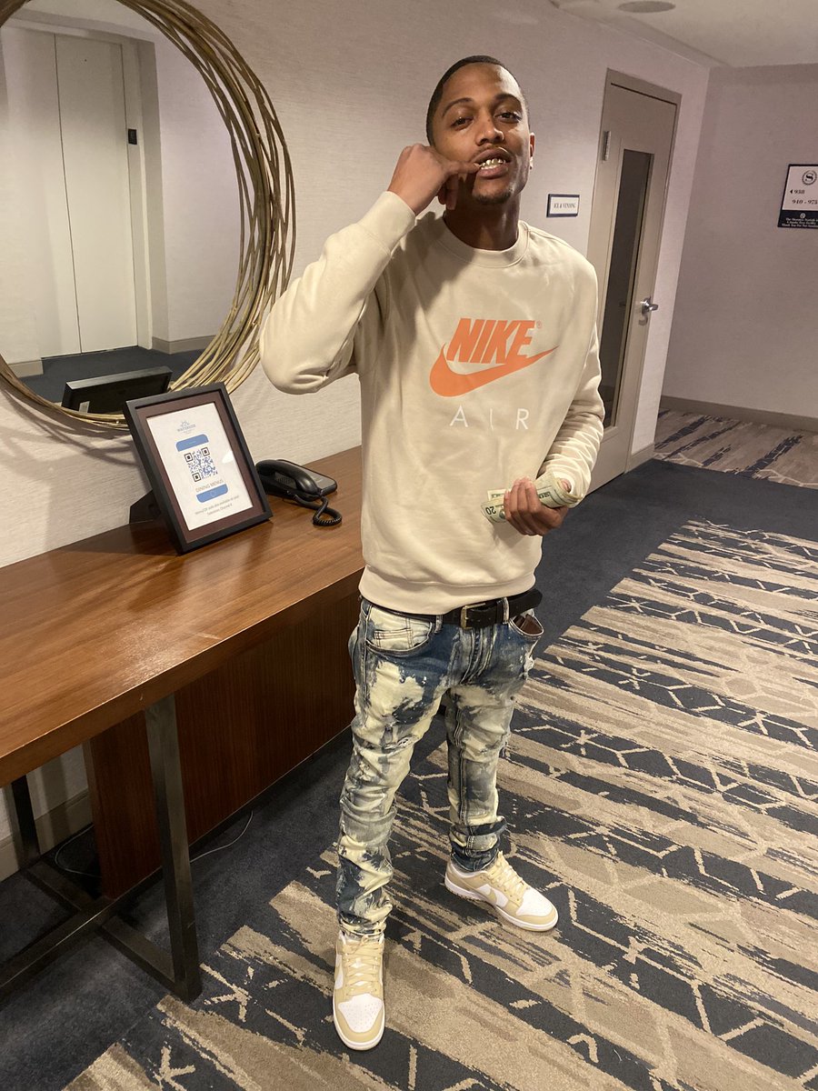 Biggcoby's tweet photo. Da only thing dat take dat pain away is if you get racks Forever get my lick back #Preturnup #Trending #Bday #BigAries https://t.co/8pBHujvOek