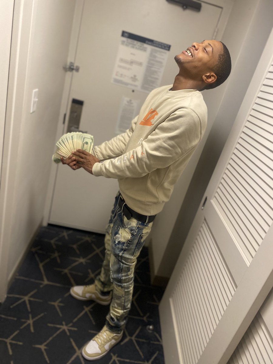 Biggcoby's tweet photo. Da only thing dat take dat pain away is if you get racks Forever get my lick back #Preturnup #Trending #Bday #BigAries https://t.co/8pBHujvOek