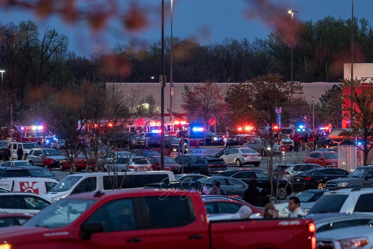 CrimeWithBobby's tweet photo. Initial reports are that the shooter is a 16 y/o and still remains at large
#christianamall #shooting #delaware #DelawareStatePolice https://t.co/1vPc9Ul6uk