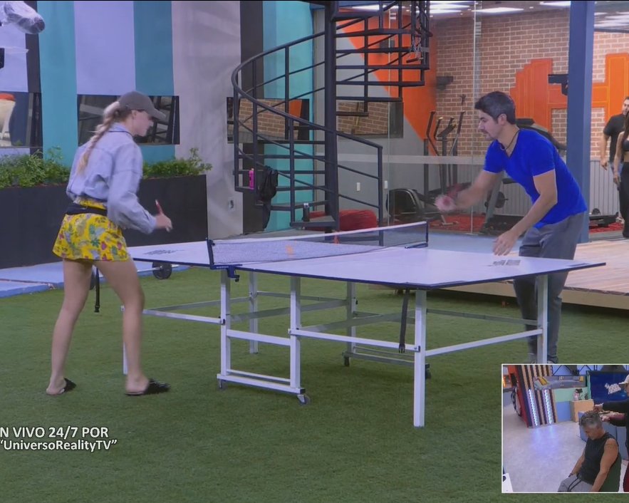 carolinetas's tweet photo. Y mientras tanto Madison y Pepe juegan alegremente, o más bien Pepe le enseña a Madison para que le vaya agarrando la onda al juego. Me encantan los #UNDERDOGSLCDLF3 hay que llevarlos a la final. https://t.co/99zMAYf070