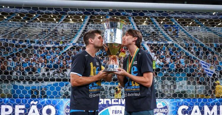 nveia_na's tweet photo. IMAGEM QUE TRANSMITE SEGURANÇA:
#gremio #hexa #chupainter #choraboy #campeao
@FBITricolor
@Gremio
@GremioTimeLine
@Gremistao1903
@David_gremista_ https://t.co/UcBCI3jiGq