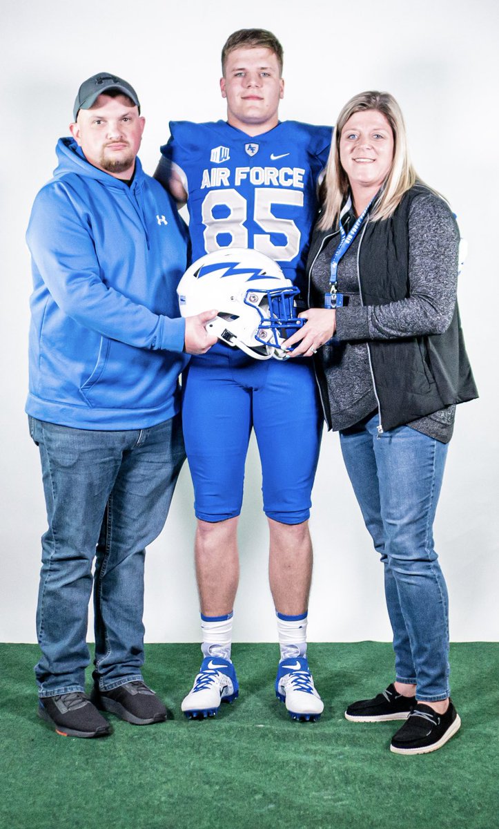 Austincoe06's tweet photo. I am very proud to announce I have verbally committed to the United States Air Force Academy @AF_Falcons! I am very blessed to receive this opportunity. Also, super thankful for the help and support from @JackGinn @CoachWhit_AFA @CoachTCalhoun @CoachAlexMeans @MarcBacote https://t.co/7oL5sMXV2u